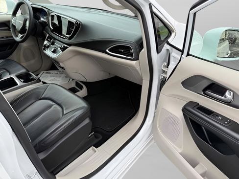 Used 2022 Chrysler Pacifica Touring-L FWD image 16