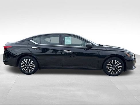 Used 2025 Nissan Altima 2.5 SV image 9