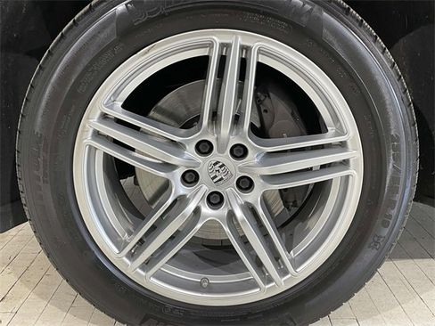 Used 2018 Porsche Macan image 11