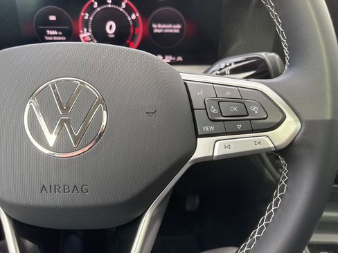 Used 2025 Volkswagen Tiguan SE w/ Panoramic Sunroof Package image 13