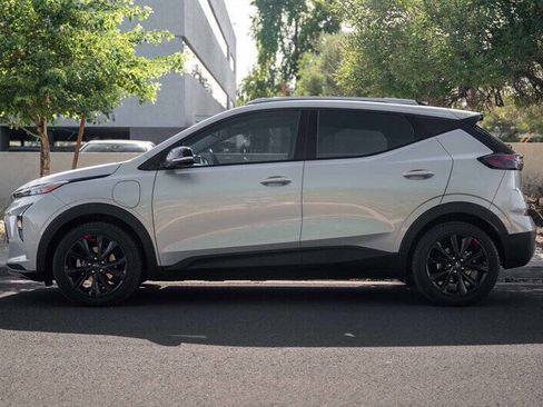 Used 2023 Chevrolet Bolt EUV LT w/ Convenience Package FWD image 2