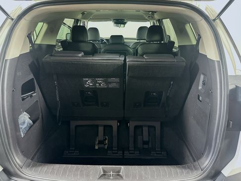 Used 2025 Kia Carnival FWD image 30