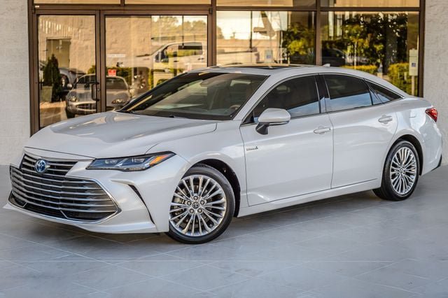 Used 2019 Toyota Avalon Limited FWD image 2