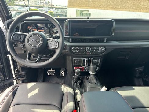 Used 2025 Jeep Wrangler Unlimited Rubicon AWD/4WD image 19