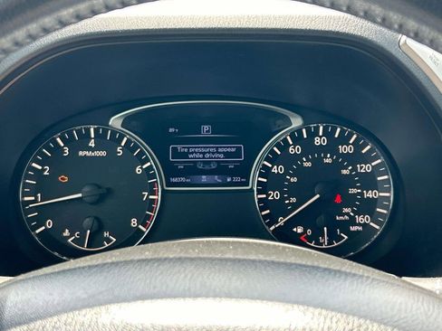 Used 2017 Nissan Pathfinder Platinum w/ Family Entertainment Package FWD image 44