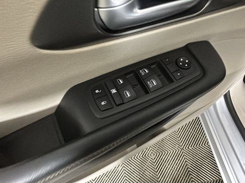 Used 2024 Chrysler Pacifica Limited FWD image 11