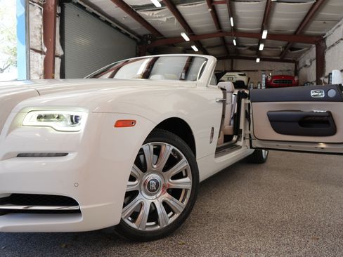 Used 2017 Rolls-Royce Dawn image 29