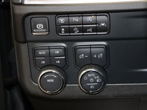 Used 2025 Chevrolet Suburban Z71 image 37