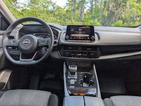 Used 2024 Nissan Rogue SV FWD image 11