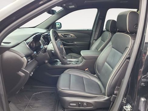 Used 2023 Chevrolet Traverse Premier image 12