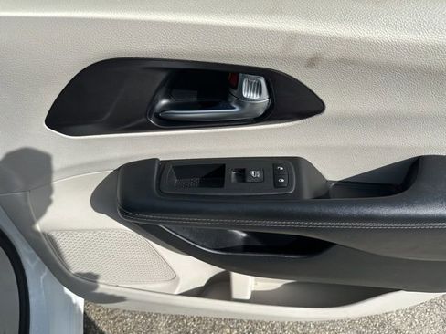 Used 2020 Chrysler Pacifica Limited FWD image 15