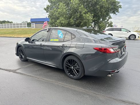Used 2025 Toyota Camry SE FWD image 3