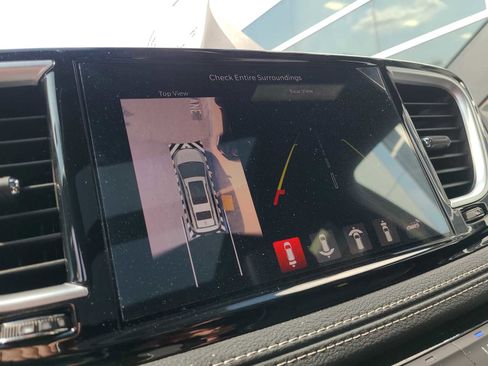 New 2023 Chrysler Pacifica Limited w/ Uconnect Theater Family Group image 29