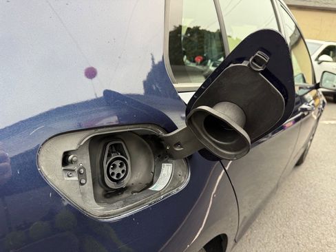 Used 2016 Volkswagen e-Golf SE image 11