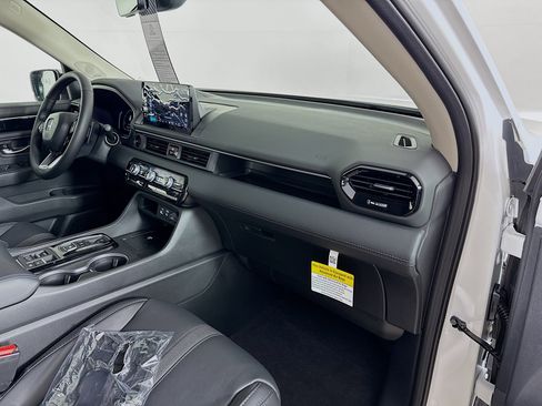 New 2025 Honda Pilot Touring image 39