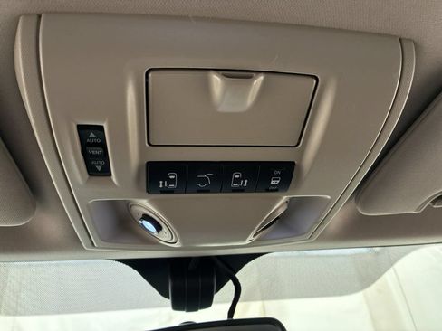 Used 2012 Chrysler Town & Country Touring-L w/ Entertainment Group #2 FWD image 23