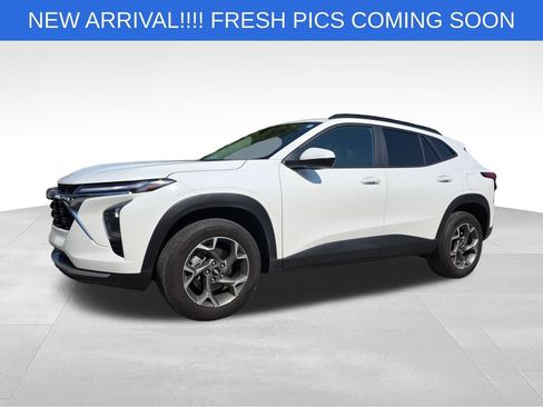 Used 2025 Chevrolet Trax LT FWD image 2