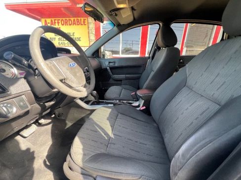 Used 2010 Ford Focus SE image 10