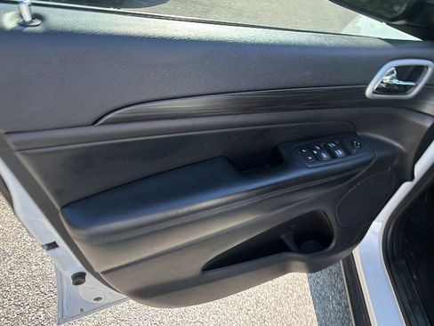 Used 2020 Jeep Grand Cherokee Laredo RWD image 14