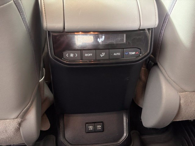 Used 2020 Toyota Highlander XLE AWD/4WD image 24