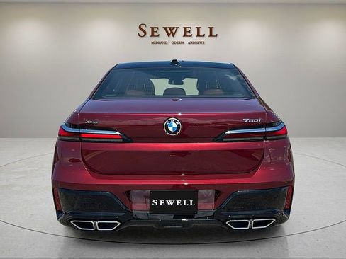 Certified 2025 BMW 760i xDrive w/ Premium Package AWD/4WD image 4