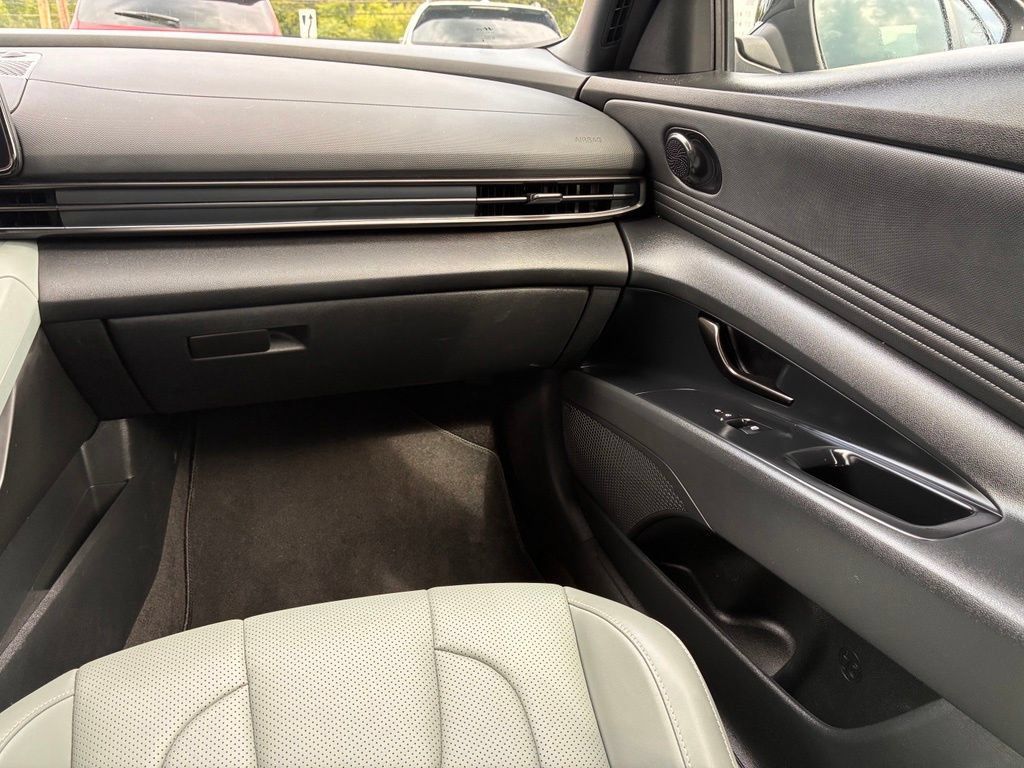 Used 2025 Hyundai Elantra Limited w/ Cargo Package FWD image 42