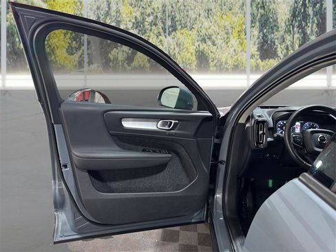 Used 2022 Volvo XC40 T5 Momentum image 20