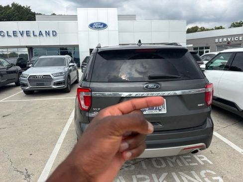 Used 2017 Ford Explorer XLT AWD/4WD image 9