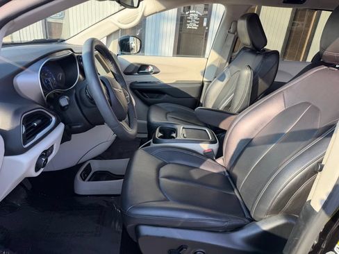 Used 2024 Chrysler Pacifica Touring-L FWD image 15