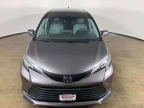 Used 2021 Toyota Sienna XLE FWD image 4