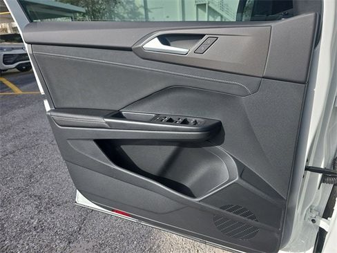 New 2026 Volkswagen Taos SE image 15