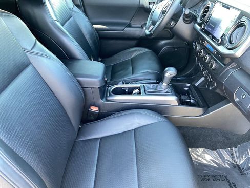 Used 2020 Toyota Tacoma TRD Off-Road w/ TRD Premium Off Road Package AWD/4WD image 10