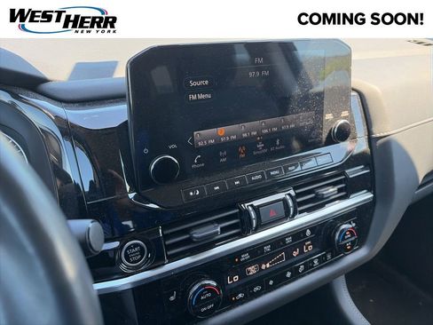 Used 2023 Nissan Pathfinder SL AWD/4WD image 9
