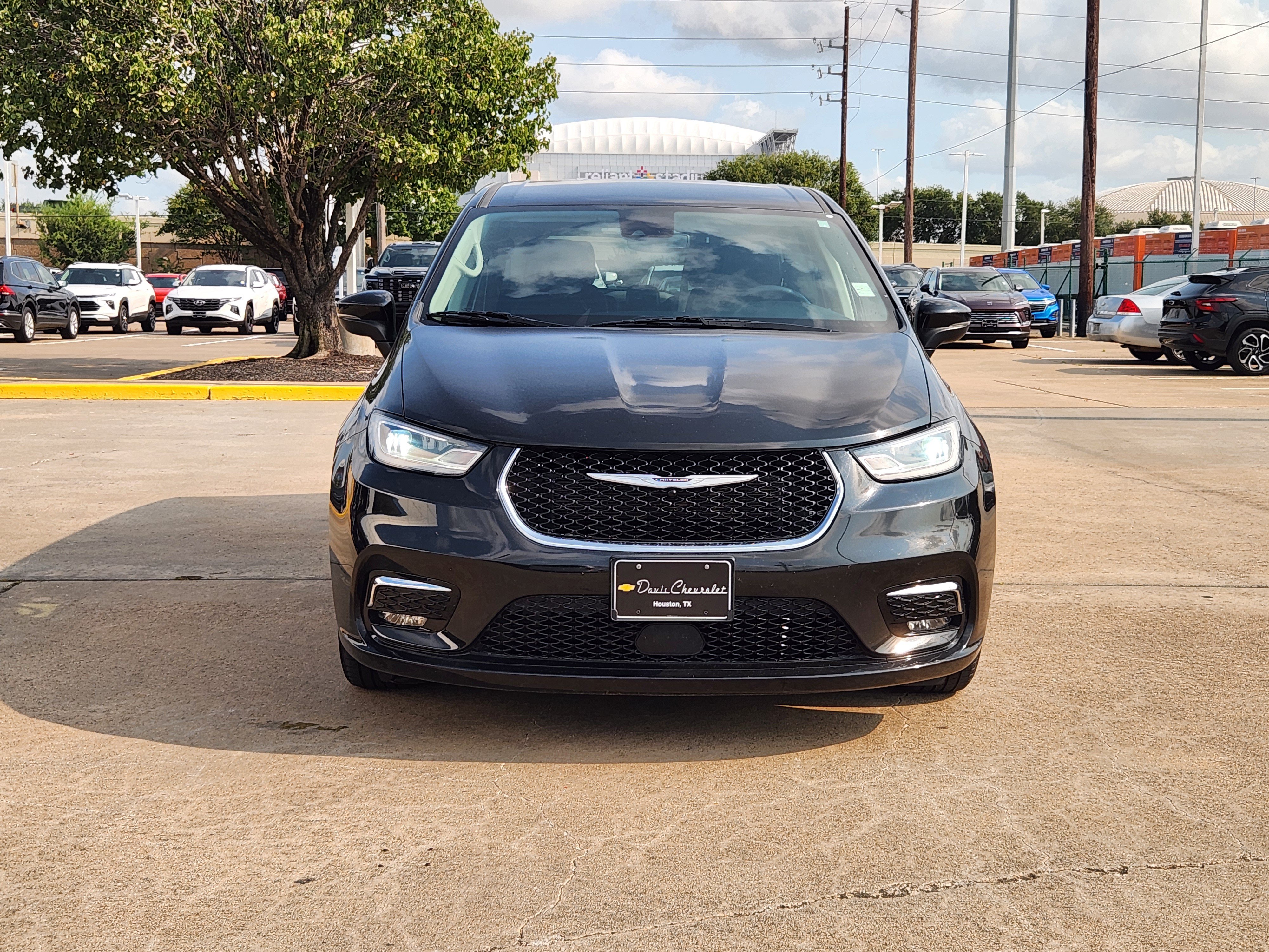 Used 2023 Chrysler Pacifica Touring-L FWD image 3
