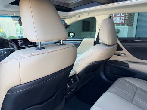 Used 2019 Lexus ES 350 Ultra Luxury w/ Accessory Package 2 FWD image 17