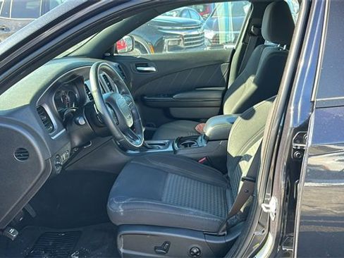 Used 2019 Dodge Charger SXT w/ Blacktop Package image 9