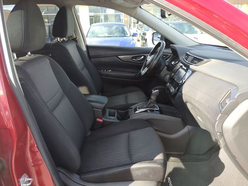 Used 2017 Nissan Rogue SV w/ SV Premium Package image 34