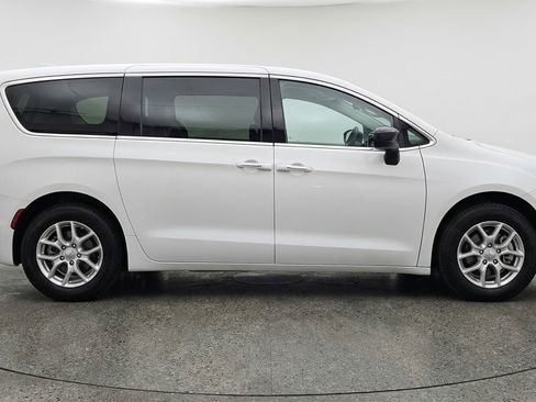 Used 2024 Chrysler Voyager LX image 11