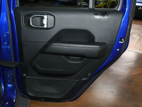 Used 2018 Jeep Wrangler Unlimited Sahara AWD/4WD image 46