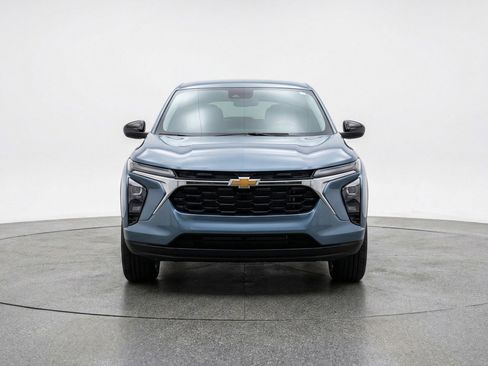 Used 2025 Chevrolet Trax LT FWD image 1