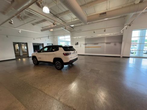 Used 2025 Jeep Compass Trailhawk AWD/4WD image 14