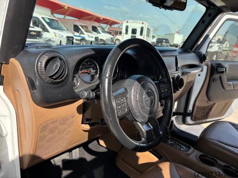 Used 2016 Jeep Wrangler Unlimited Sahara w/ Connectivity Group AWD/4WD image 17
