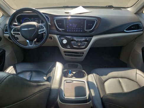 Used 2017 Chrysler Pacifica Touring-L Plus FWD image 11