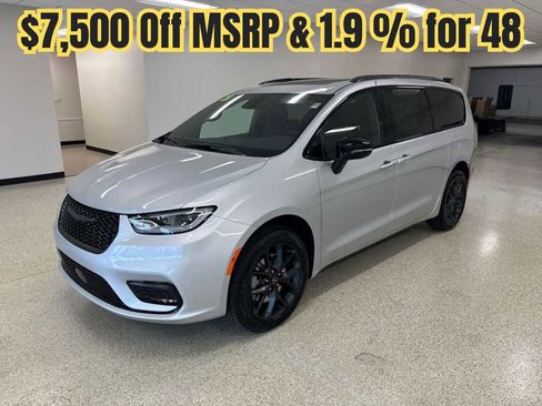 New 2026 Chrysler Pacifica Limited w/ S Appearance Package AWD/4WD image 1