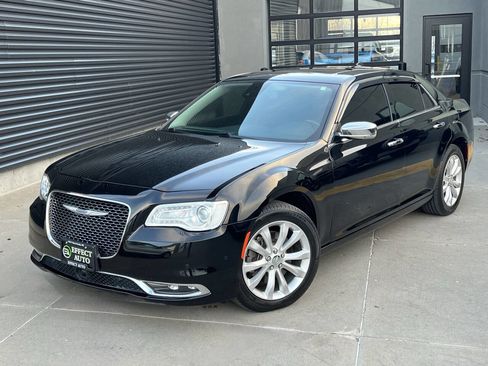 Used 2019 Chrysler 300 Limited w/ Safetytec Plus Group image 2