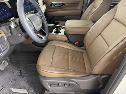 Used 2025 Chevrolet Suburban High Country AWD/4WD image 7