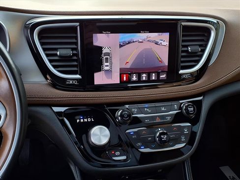 Used 2021 Chrysler Pacifica Limited w/ Uconnect Theater Family Group image 6