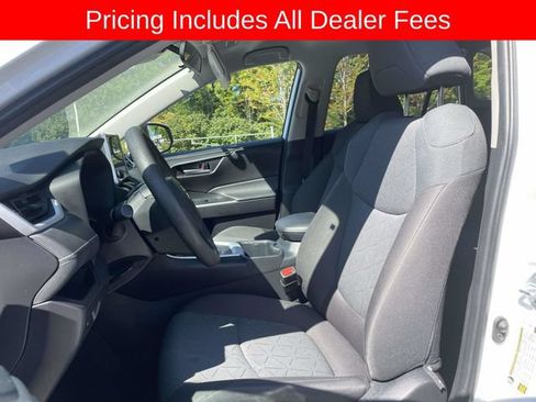 Used 2025 Toyota RAV4 XLE AWD/4WD image 20