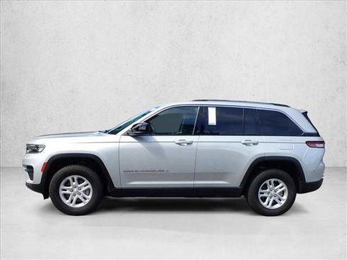 Used 2023 Jeep Grand Cherokee Laredo AWD/4WD image 2