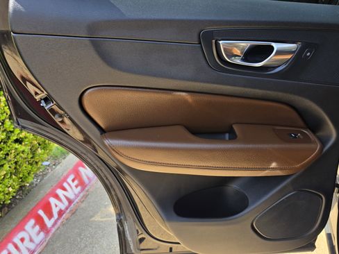 Used 2018 Volvo XC60 T5 Momentum w/ Convenience Package image 25